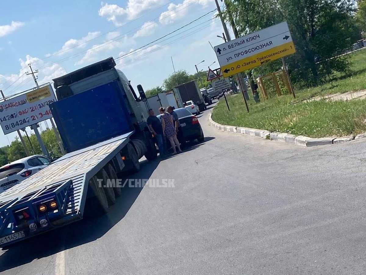 В Ульяновске перед переездом в сторону Белого Ключа столкнулись легковушка  и большегруз - KP.RU