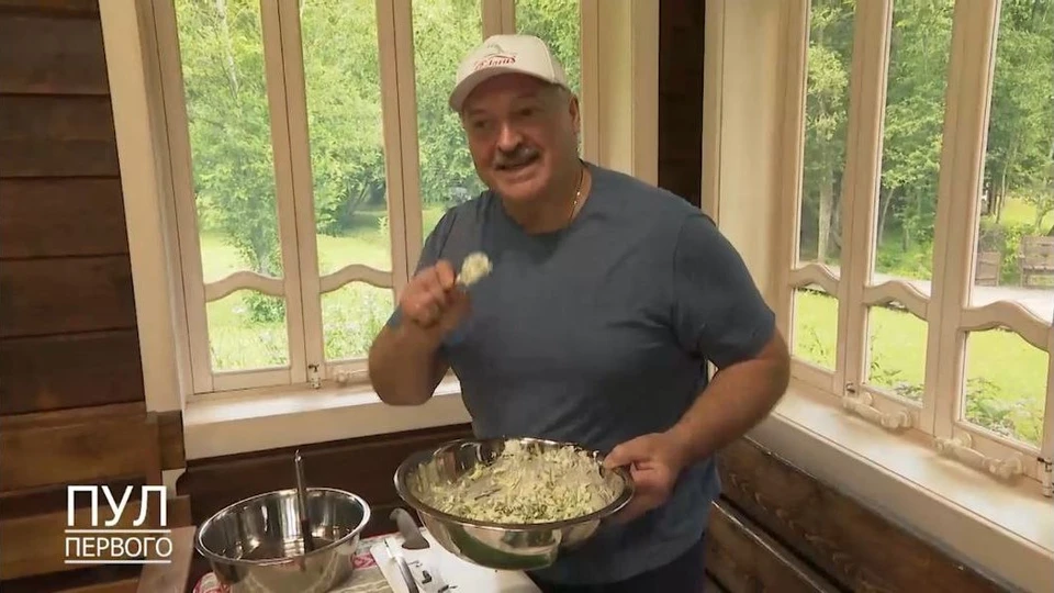 Лукашенко показал свое фирменное блюдо. Фото: кадр видео телеграм-канала "Пул Первого"