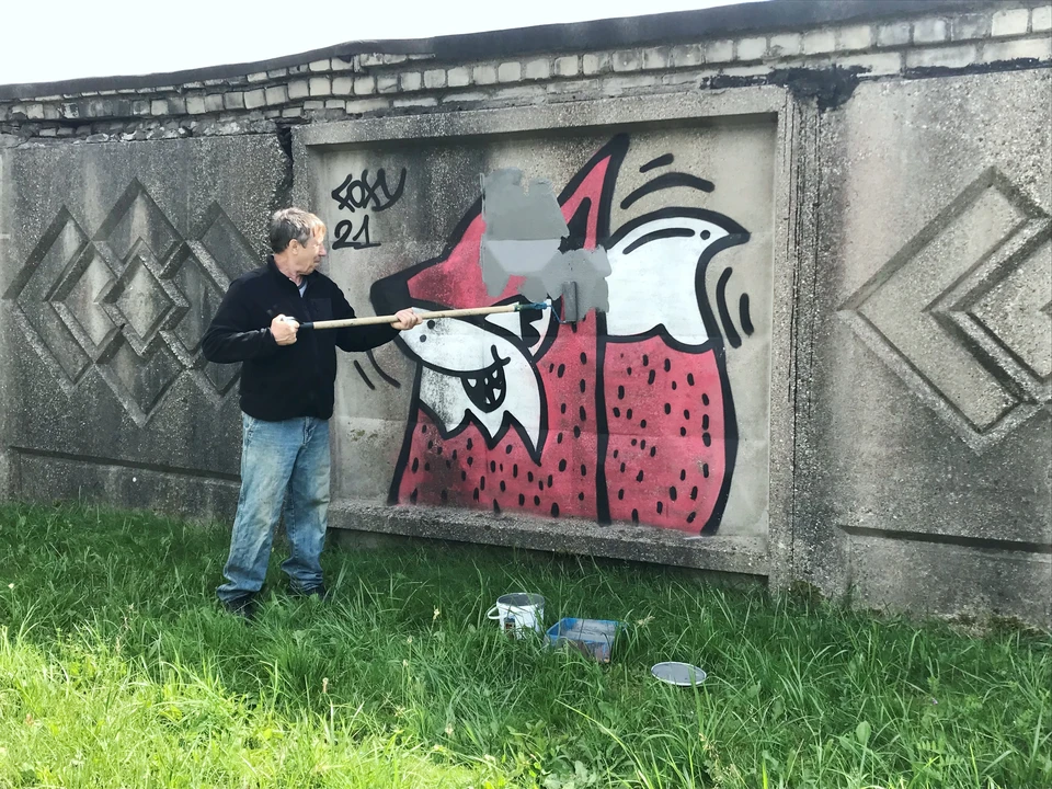 Пока никаких решений не принято, коммунальщики по-прежнему продолжают закрашивать художества на заборах и стенах.