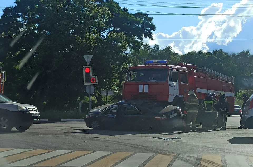 Пожарный КАМАЗ столкнулся в Рязани с автомобилем Toyota Camry.