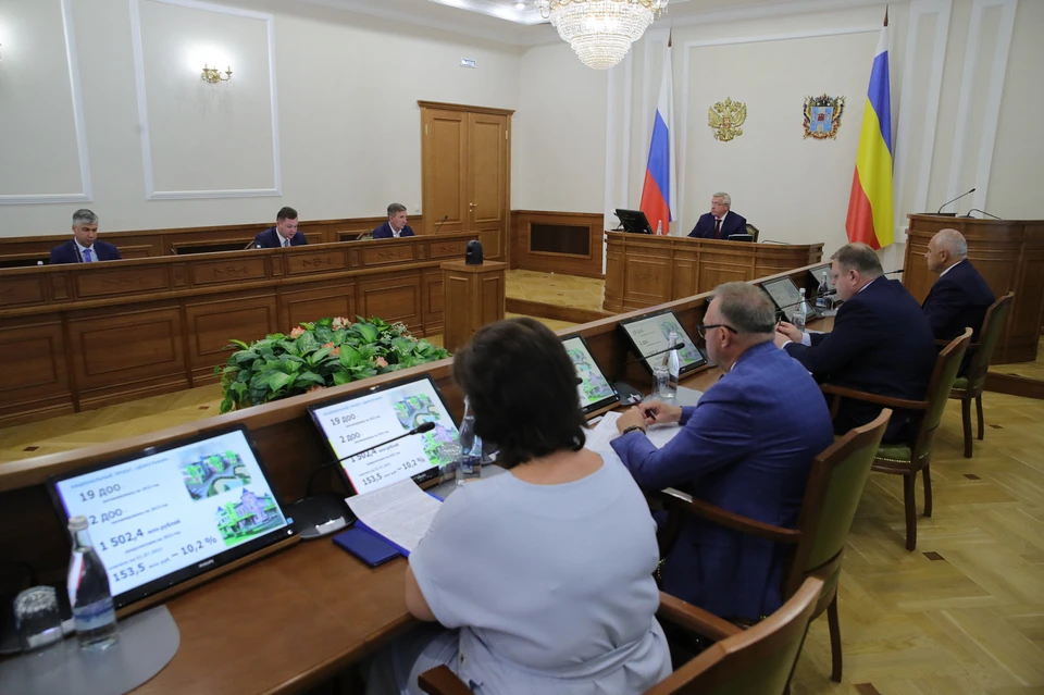 Губернатор Василий Голубев от местных властей взять на контроль возведение школ и детских садов.
