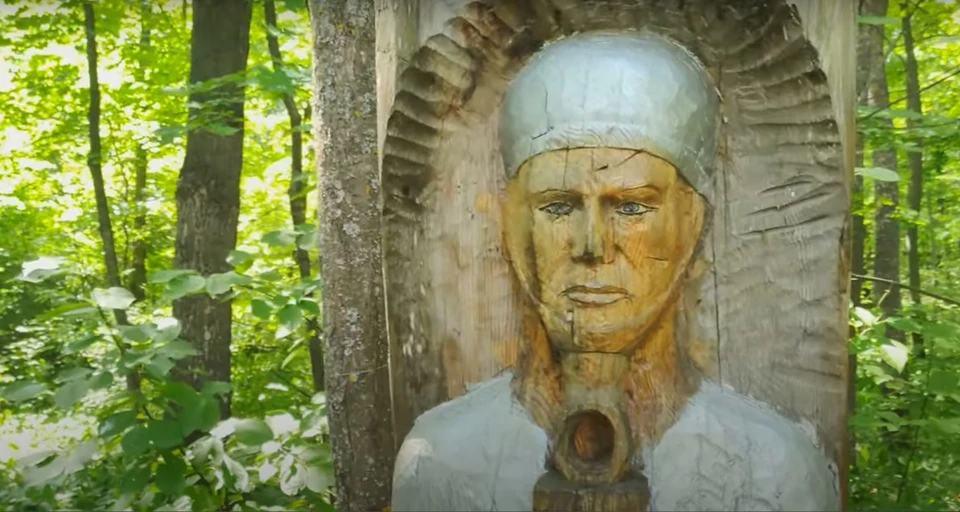 Мужчина вырезал фигуры из дерева. Фото: Сергей Бобин