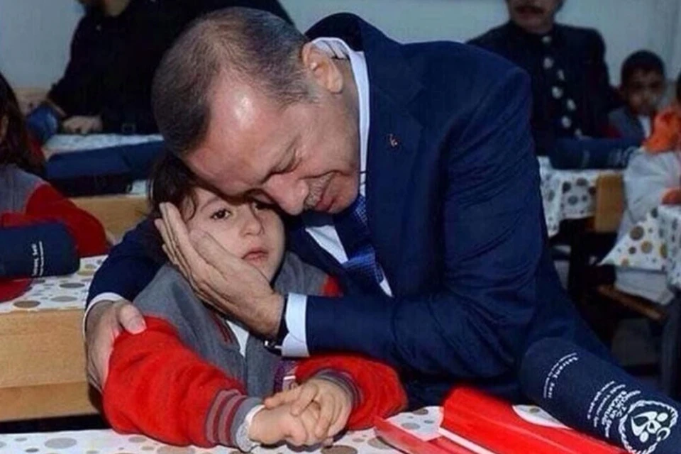 Крепко обняв ребенка, Эрдоган сказал, что сегодня исполнит роль его отца, которого мальчишка никогда не видел и не знал