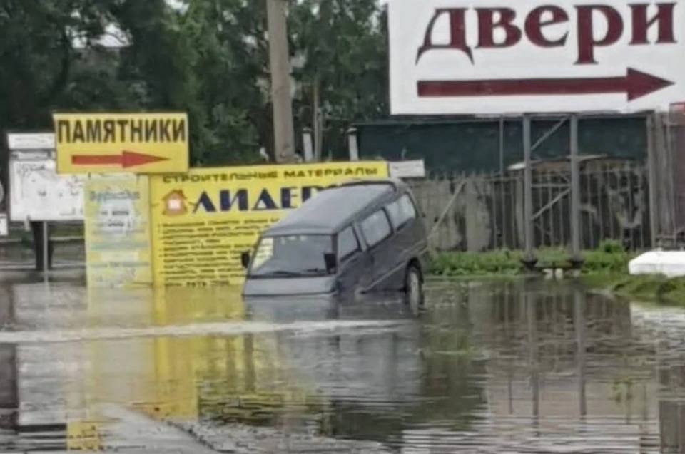 На маршруте Борисовка – Кугуки и Линевичи – Кугуки подтопило дорогу.