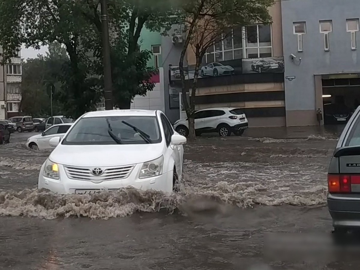 Липецк затопило после мощного ливня и града - KP.RU