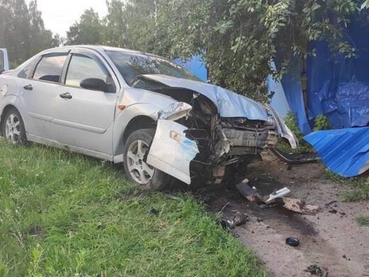 В брянском Новозыбкове автомобилистка врезалась в забор, чтобы не сбить  ребенка - KP.RU