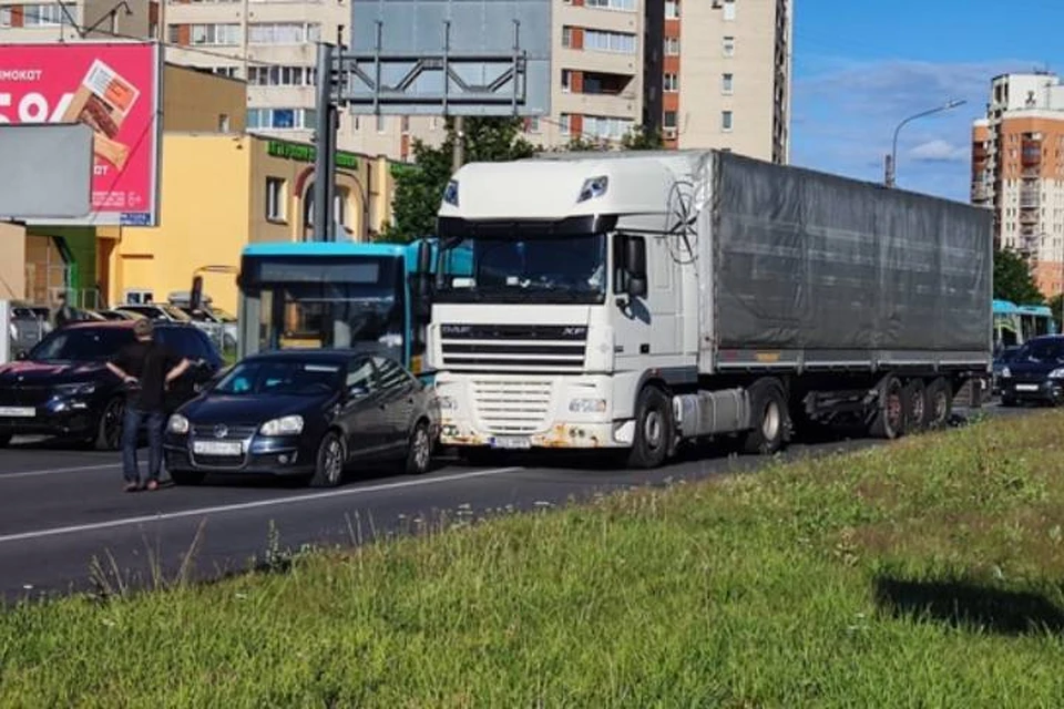 Массовое ДТП создало пробку в Приморском районе Петербурга