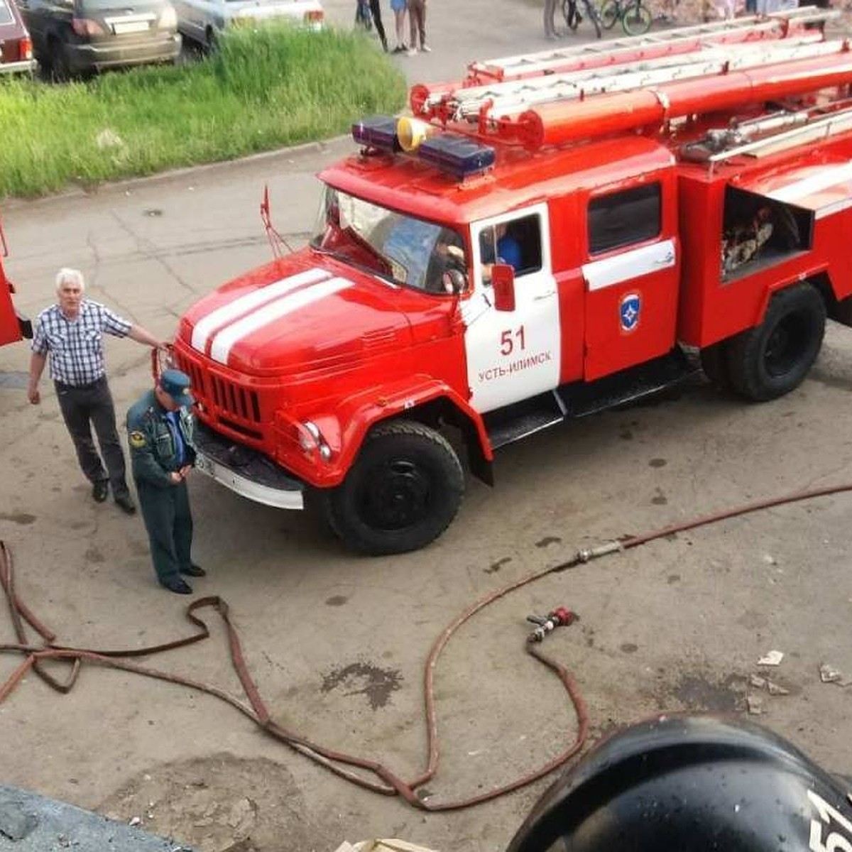 Курение соседа с верхнего этажа стало причиной пожара на нижнем балконе в  высотке Иркутска - KP.RU