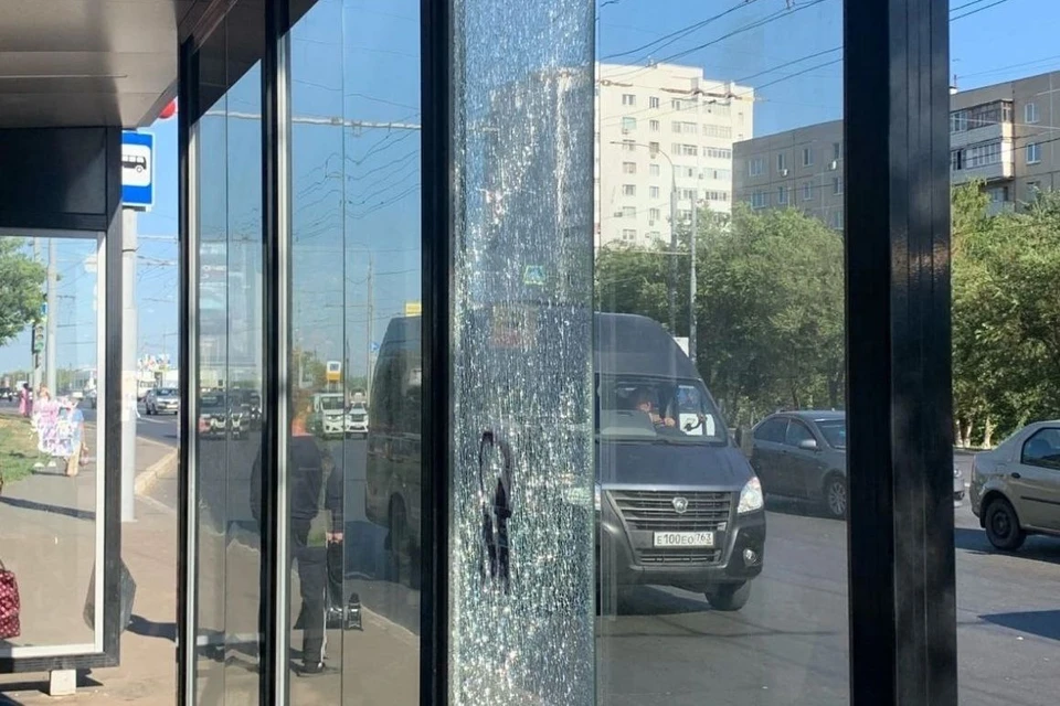 Все "умные" остановки на Чкалова и Гагарина повреждены