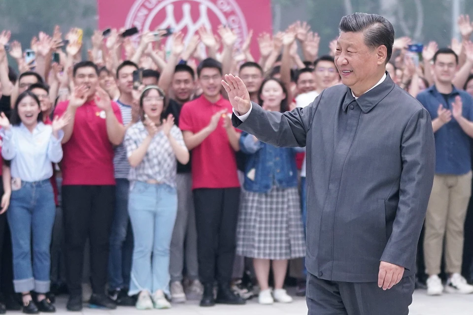 Глава КНР Си Цзиньпин во время посещения одного из университетов Пекина.