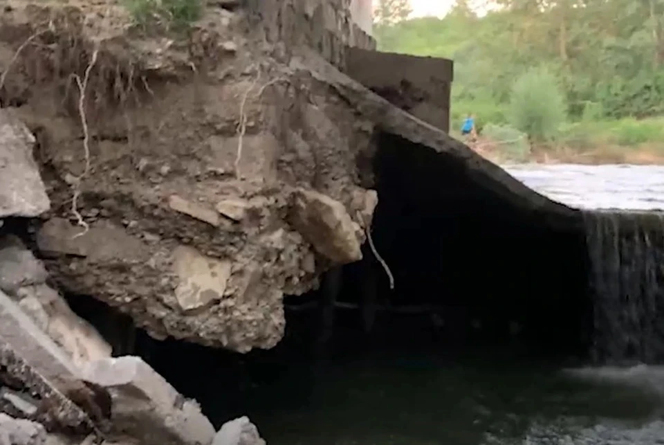 Опору моста размыло водой. Фото: скриншот из видео Мая Крымского