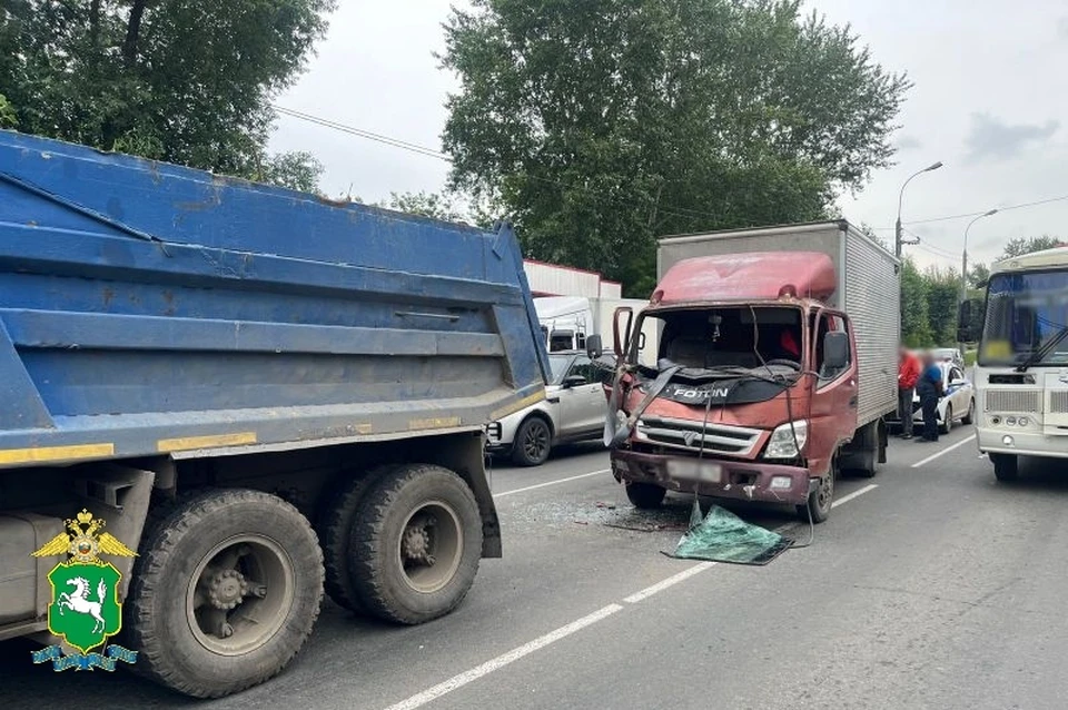 По предварительной информации, водитель, который управлял автомобилем Foton, не выдержал безопасную дистанцию.