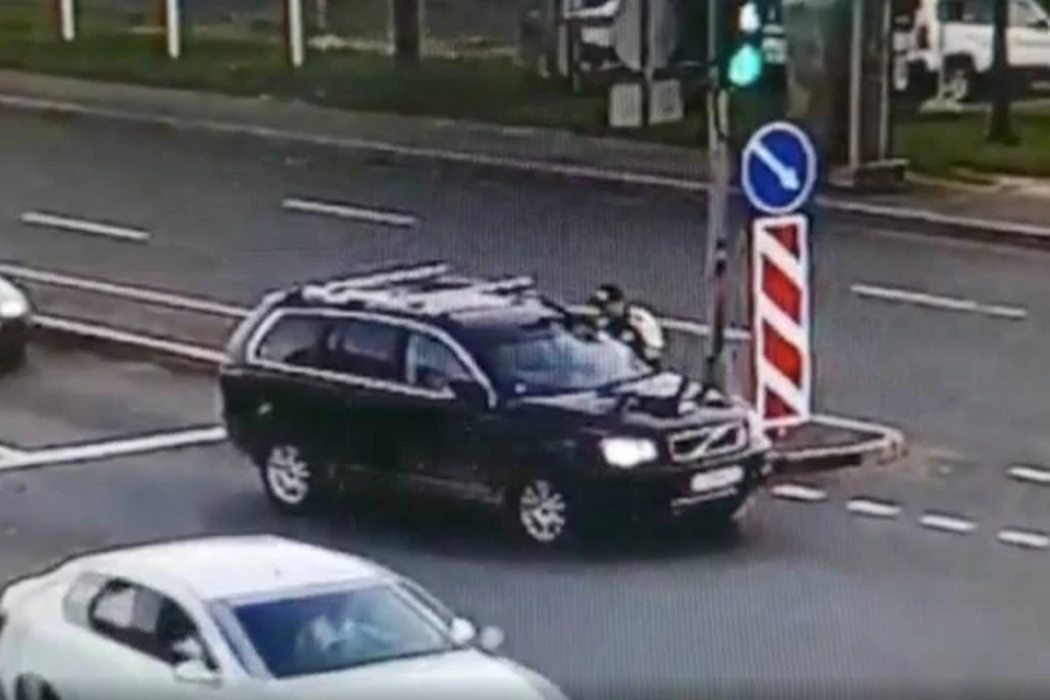 Водитель внедорожника напал на инспектора ДПС в Петербурге