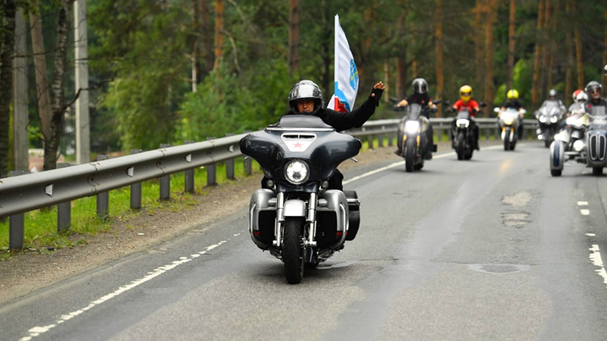 Более тысячи байкеров на фестивале Baltic Rally в Выборге проехали  мотопарадом до российско-финской границы - KP.RU