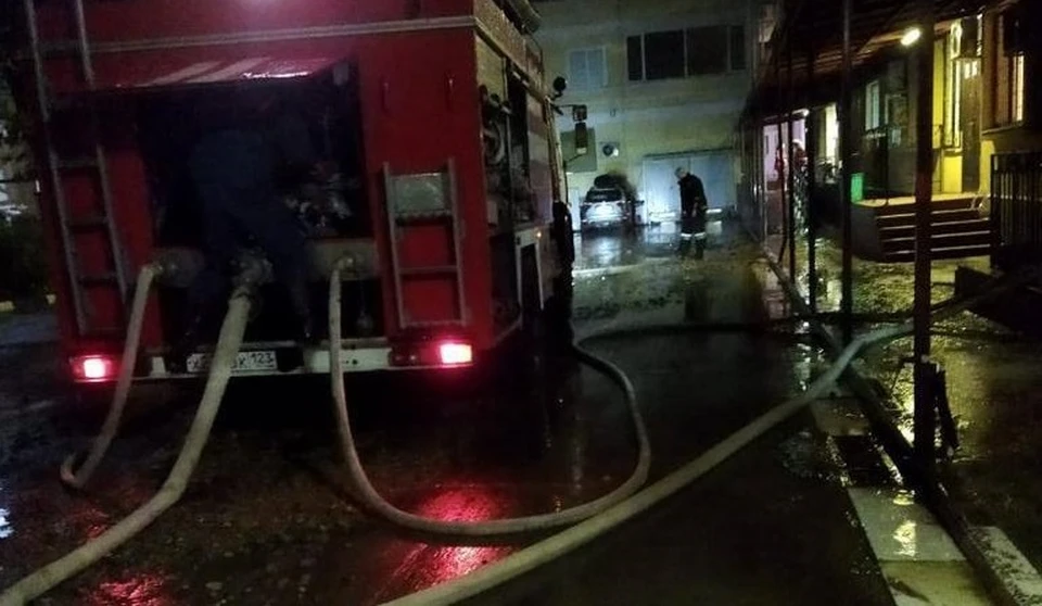 Из подвала скорой откачивают воду