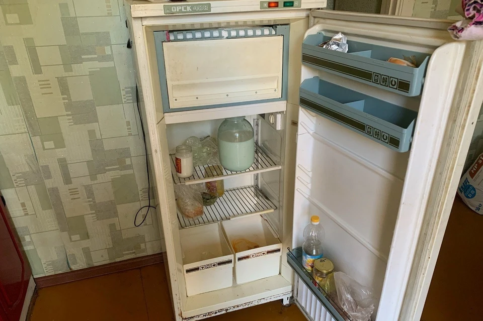 Знакомые вместе пили, в потом решили унести из холодильника продукты