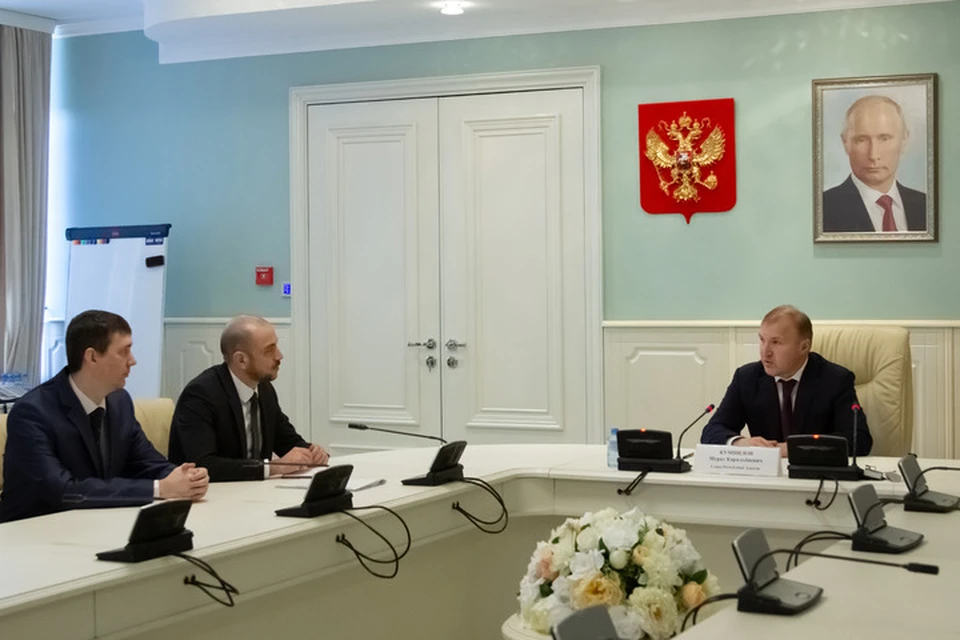 Глава республики принял министра экономического развития и торговли Заура Шеуджена и его нового заместителя Александра Павловского. Фото: https://t.me/muratkumpilov