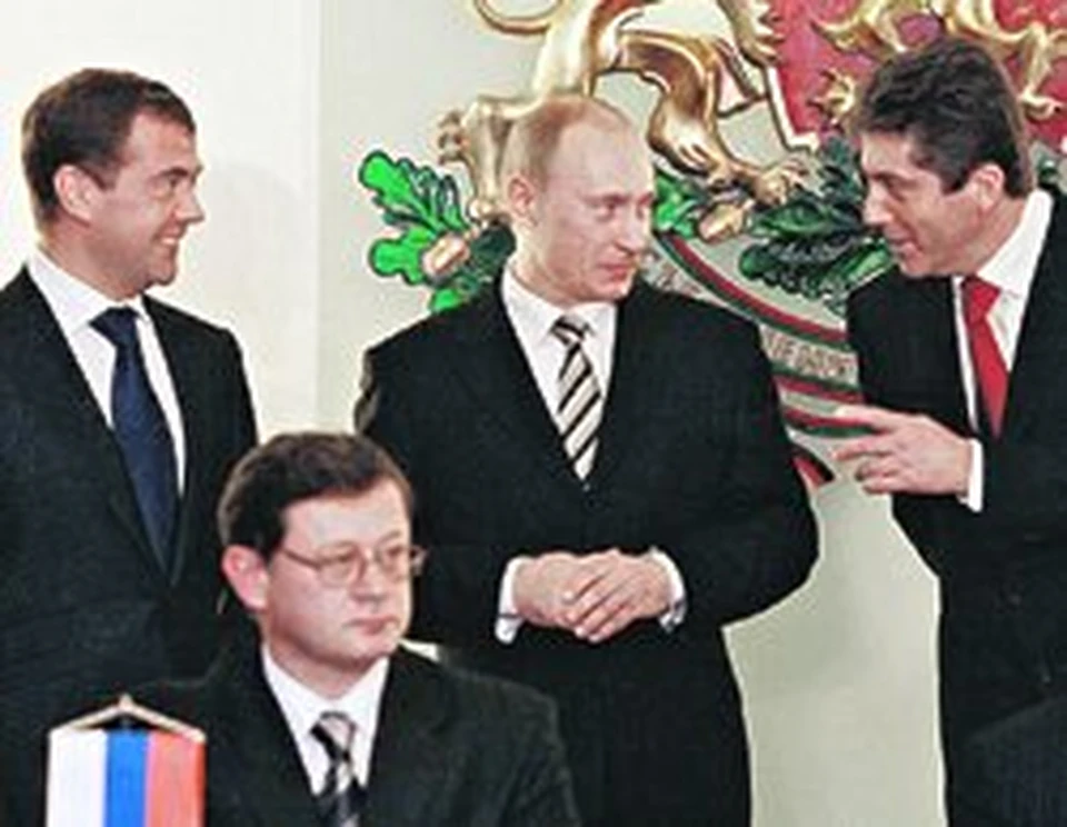 Дмитрий Медведев, Владимир Путин и Георгий Пырванов (крайний справа) расписали вчера энергетическую карту Европы на десятилетия вперед.