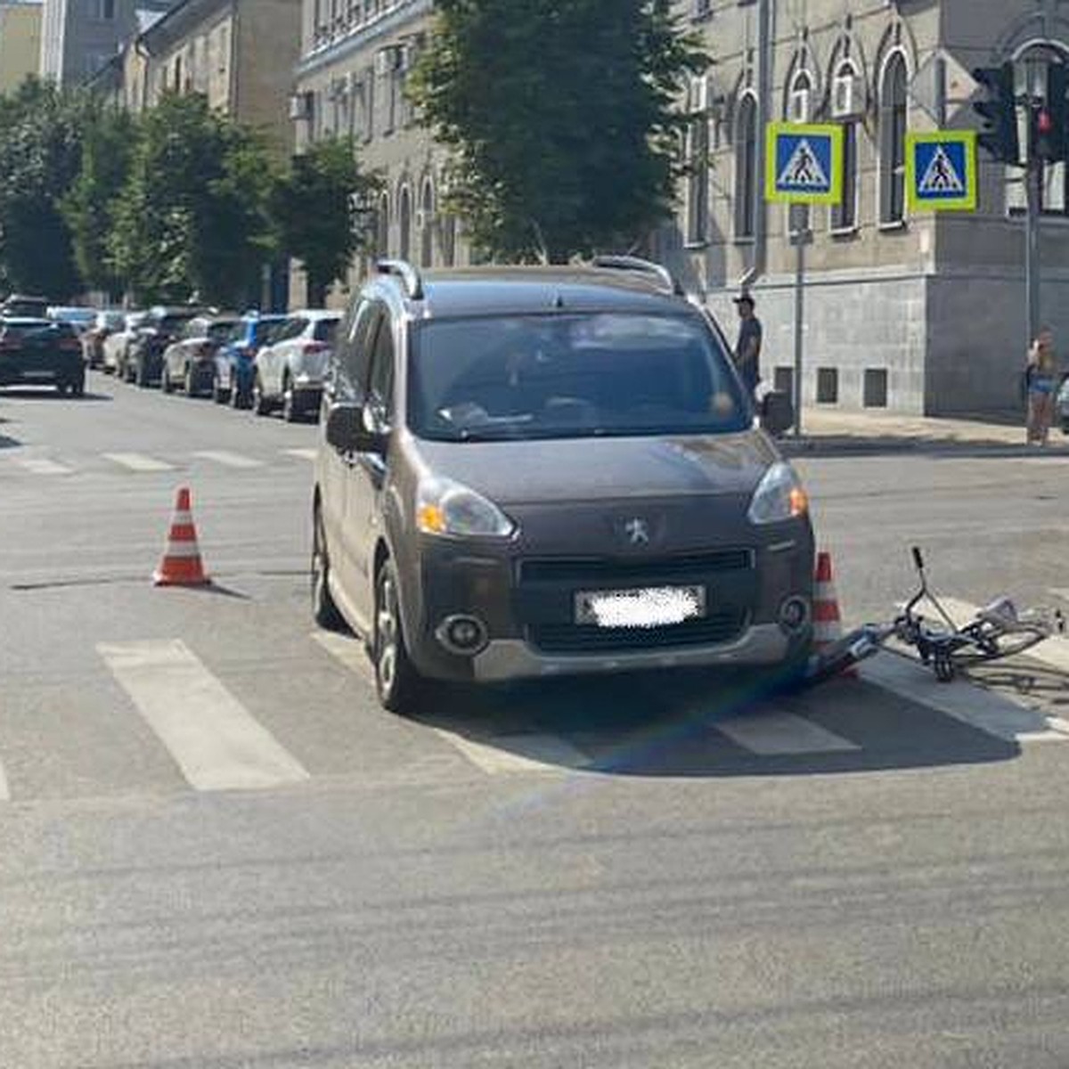 В Кирове «Пежо» сбил ребенка-велосипедиста на пешеходном переходе - KP.RU