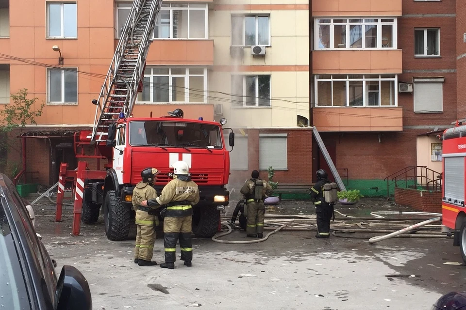Когда пожарные прибыли на место, горели 3 балкона. Огонь стремительно распространялся. Фото: ГУ МЧС НСО.