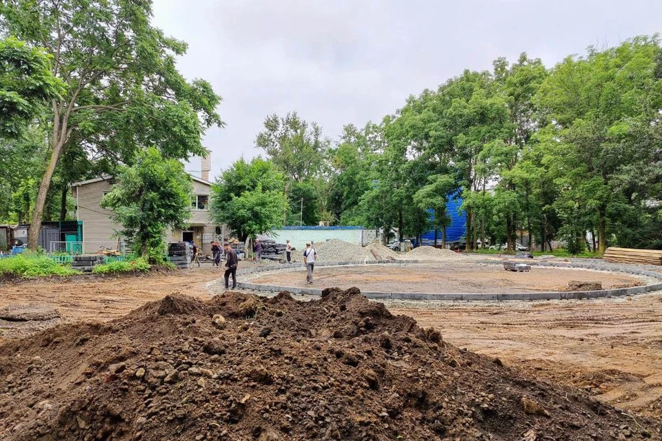 В парке уже появились очертания пешеходных аллей и зон отдыха.