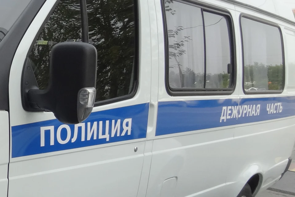 В Тобольске продавец не смогла догнать мужчину, который схватил женские духи с полки и убежал.