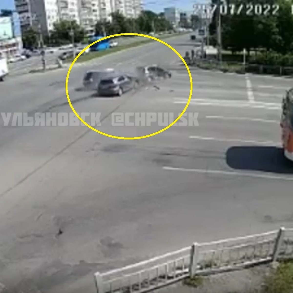 Появилось видео тройного ДТП с тремя пострадавшими в Заволжском районе  Ульяновска - KP.RU