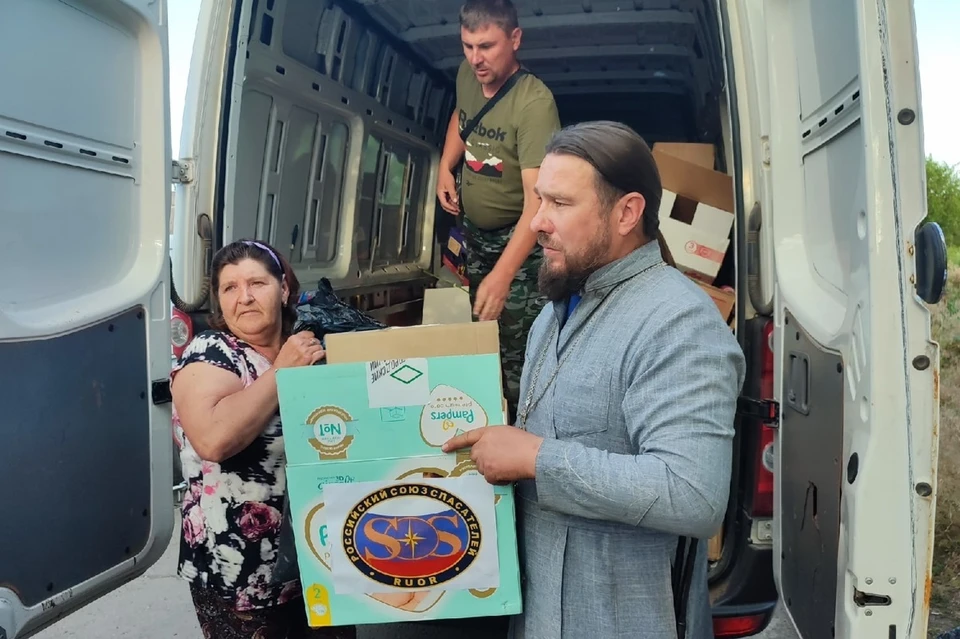 Отец Дмитрий доставляет на освобожденные территории гуманитарную помощь, которую собирают прихожане. Фото: Дмитрий Кротков\VK