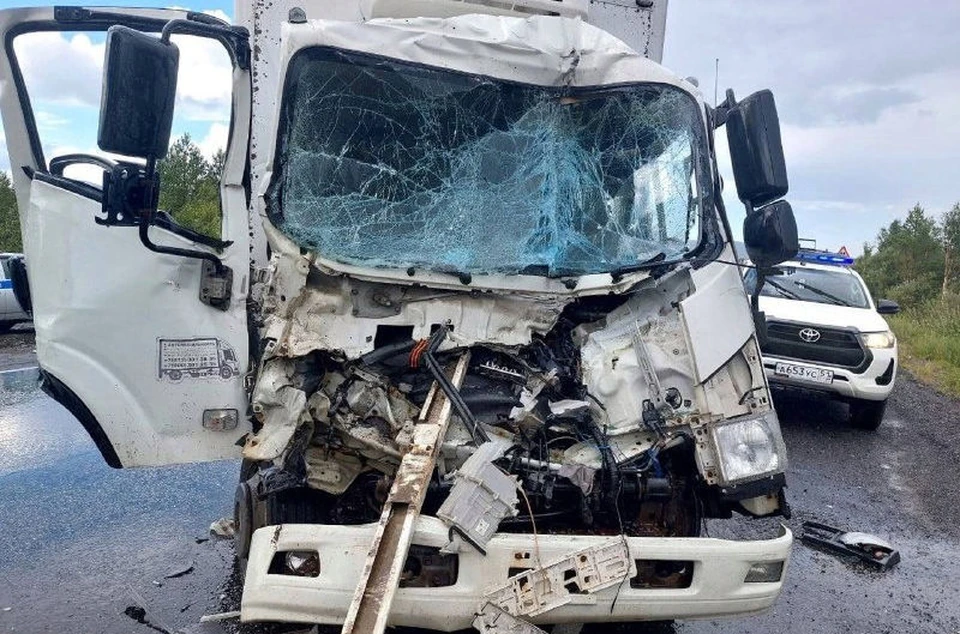 Водитель автомобиля Isuzu неправильно выбрал безопасную дистанцию до впереди идущего автомобиля Renault. Фото: vk.com/mchs_murmansk