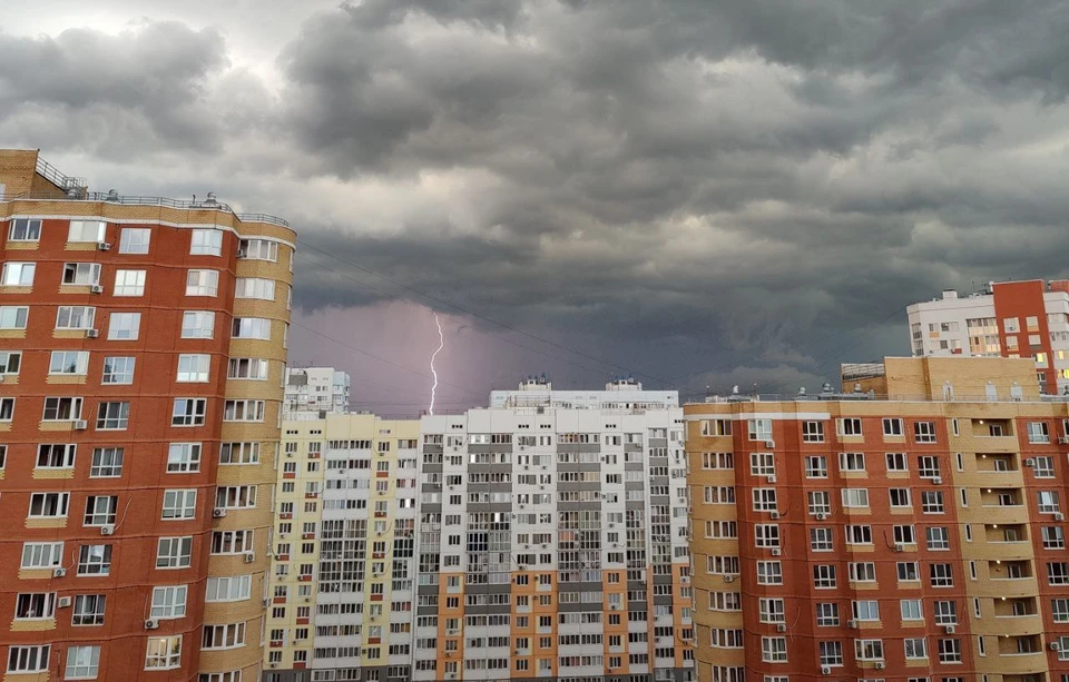 В Оренбуржье второй день бушую сильные грозы и ливни