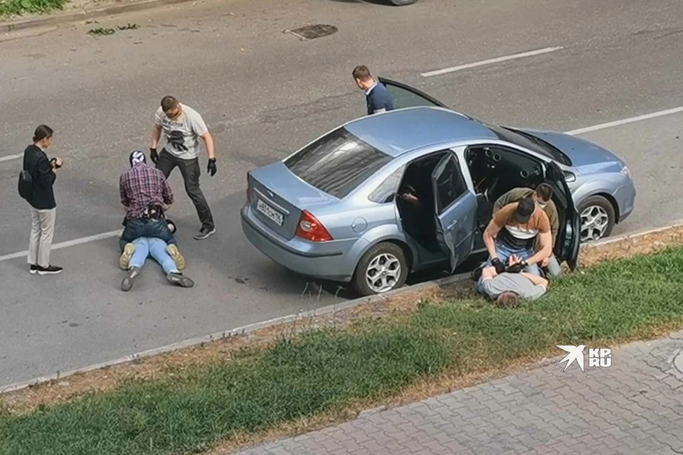 Возле задержала. Екатеринбург фото людей. Екатеринбург задержание.