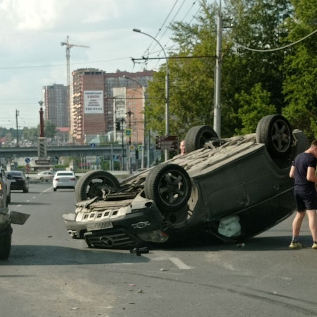 В Новосибирске у Нарымского сквера перевернулся автомобиль - KP.RU