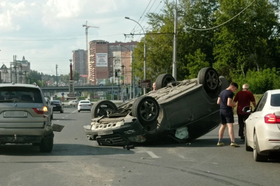 Машина Перевернутая на крышу