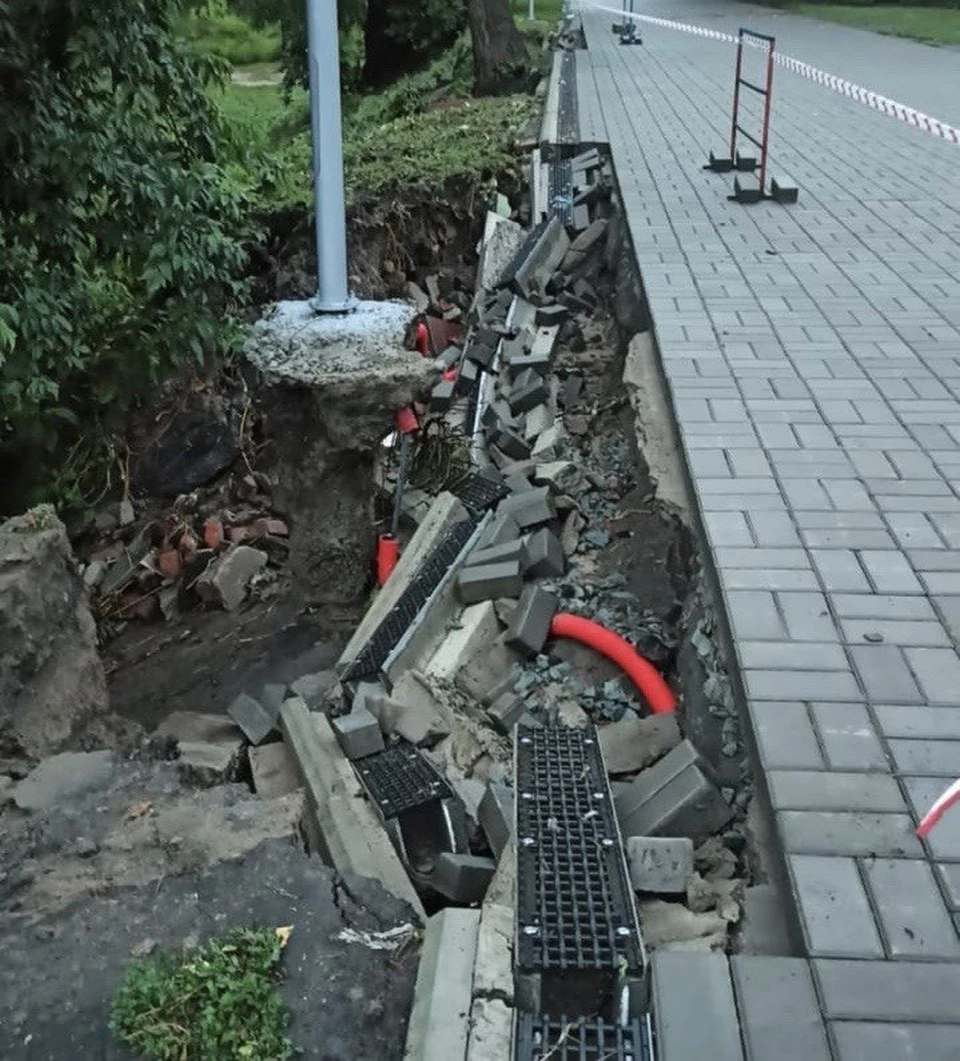 Тротуар смыло вместе с обочиной на спуске. Фото: Группа «В Омске»