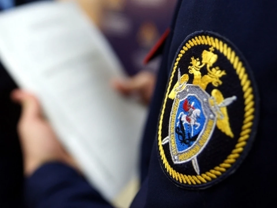 СК проверяет информацию о тюменце, заставившем встать на колени школьников.