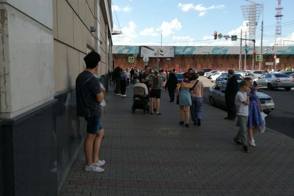 В Ярославле сегодня, 29 июля, около 15 часов эвакуировали посетителей торгового центра «Аура». ФОТО: читатель КП