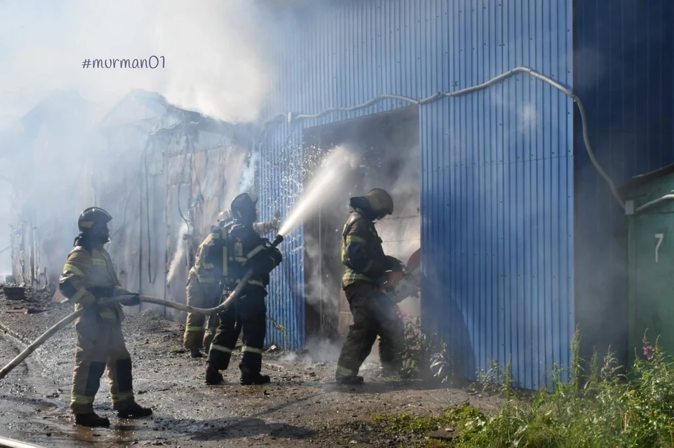 Около 11 вечера 29 июля в Мурманске случился пожар в автогородке № 180/1. Фото: vk.com/murman01