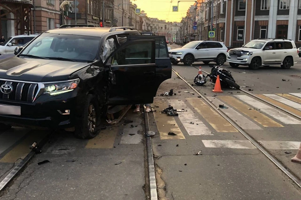 В Иркутске мотоциклист погиб в столкновении с Toyota Land Cruiser Prado во время погони с ДПС