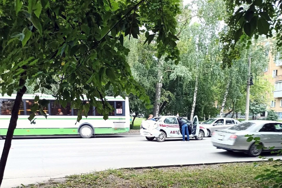 В Новосибирске в аварии пострадала женщина на учебном автомобиле. Фото: АСТ-54