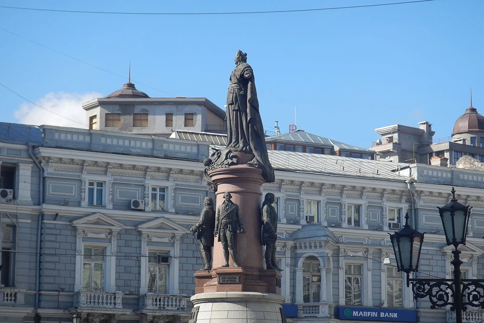 Вместо Великой императрицы и ее сподвижников на площади могут поставить статую американскому порноактеру-гомосексуалисту. Наверное, он ближе Зеленскому. И приятней