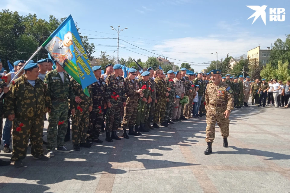 Гвардейцы-десантники на площади Победы.