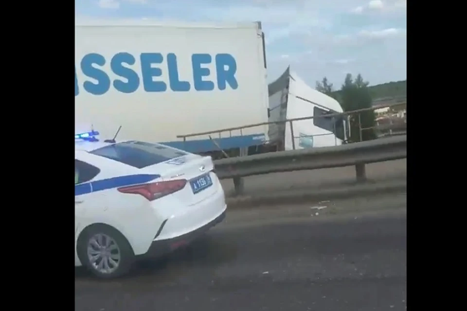 В Ярославле грузовик МАН едва не слетел с моста. Скриншот с видео, группа АВТОПОРТАЛ76.РУ