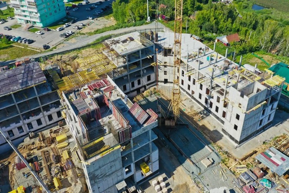 Три поликлиники готовы на 83%, а оставшиеся четыре возведут за два года.