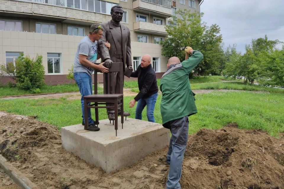 Памятник Валентину Распутину установили в Саянске. Фото: Олег Боровский