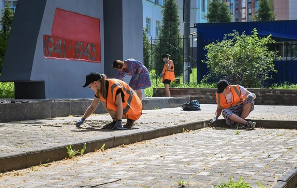 В Смоленской области летом трудоустроили более двух тысяч подростков. Фото: страница губернатора Алексея Островского в соцсетях.
