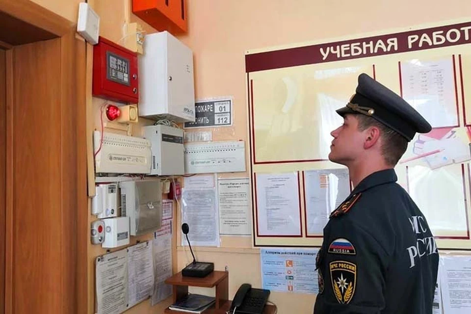 Спасатели в составе комиссий проверяют пожарную безопасность в школах Фото: ГУ МЧС России по Тверской области
