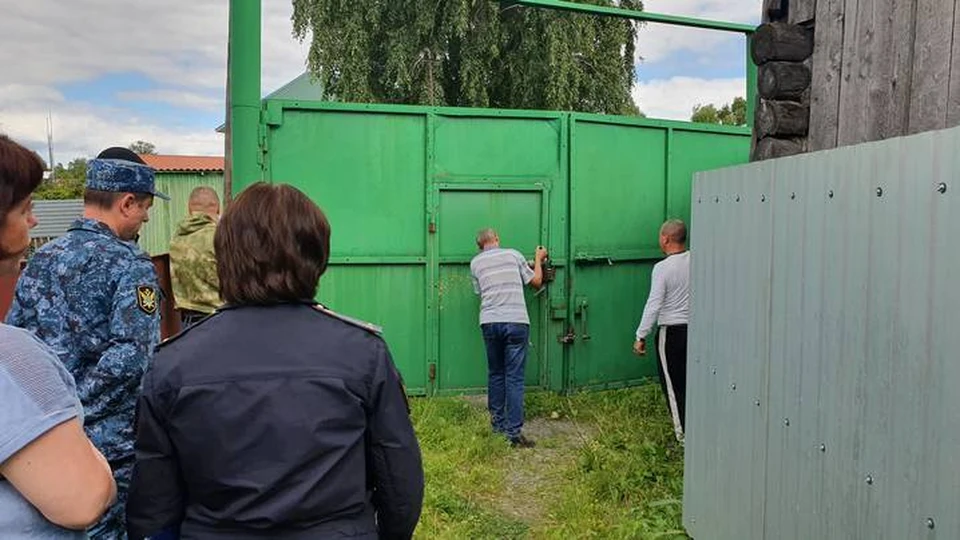 Томичка перегородила соседям выезд из дома. Фото: пресс-служба регионального УФССП.