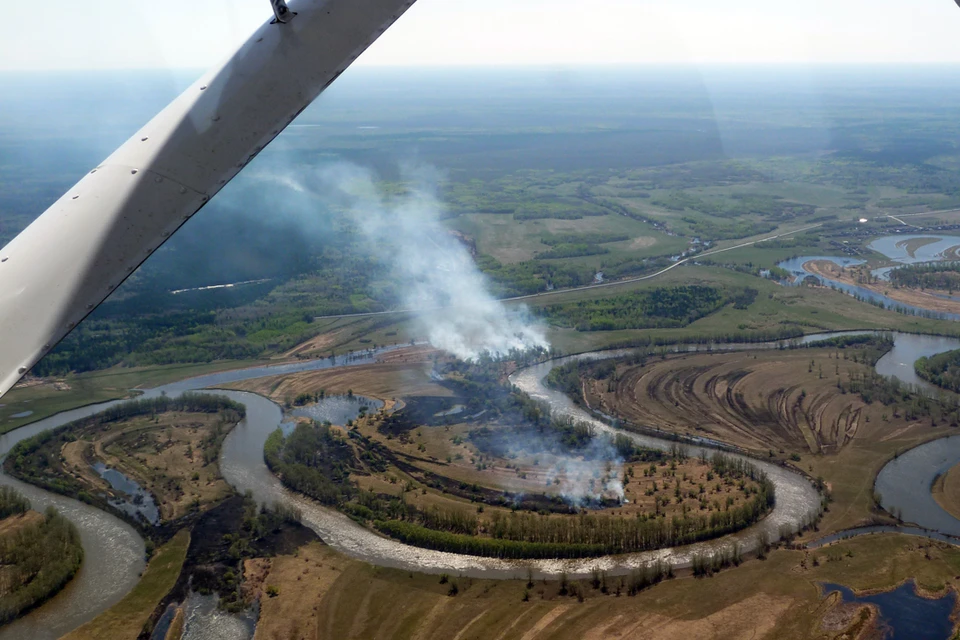 Лесной пожар подбирается к поселку Надымского района