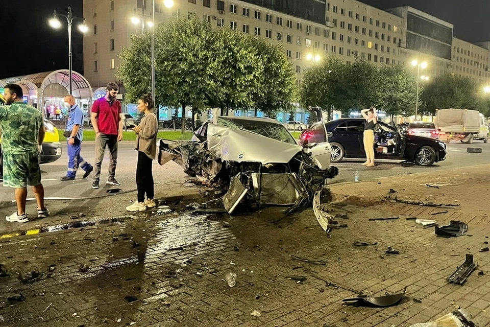 Иномарка "намоталась" на столб на Московском проспекте в Петербурге. Фото: vk.com/spb_today