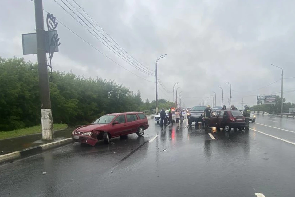 ДТП произошло на спуске с моста в сторону улицы Вагжанова. Фото: УГИБДД по Тверской области.